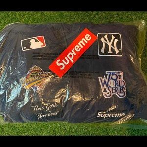 Supreme New York Yankees GORE-TEX 700-fill down Jacket
